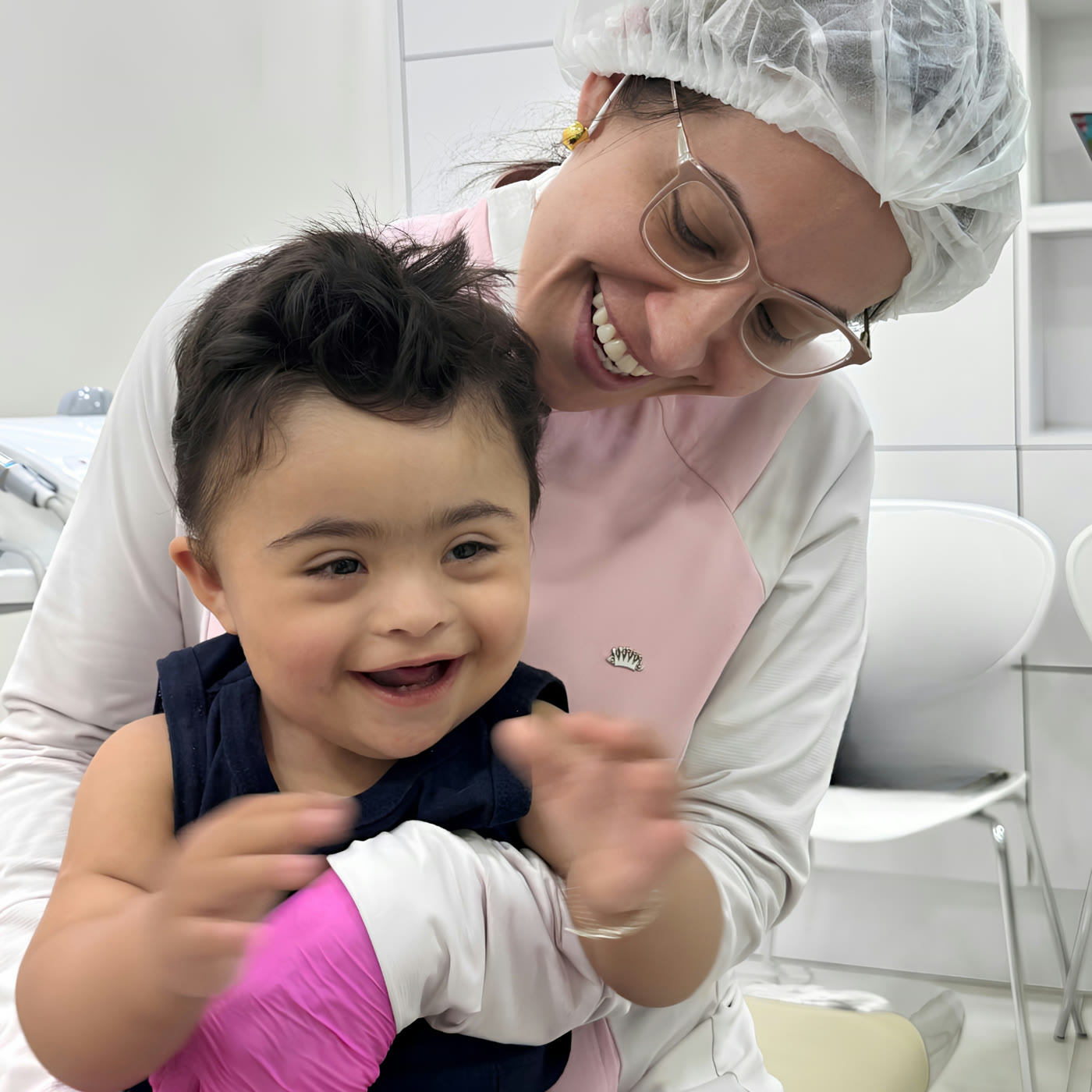 Patrícia Urquiza atendendo criança no consultório